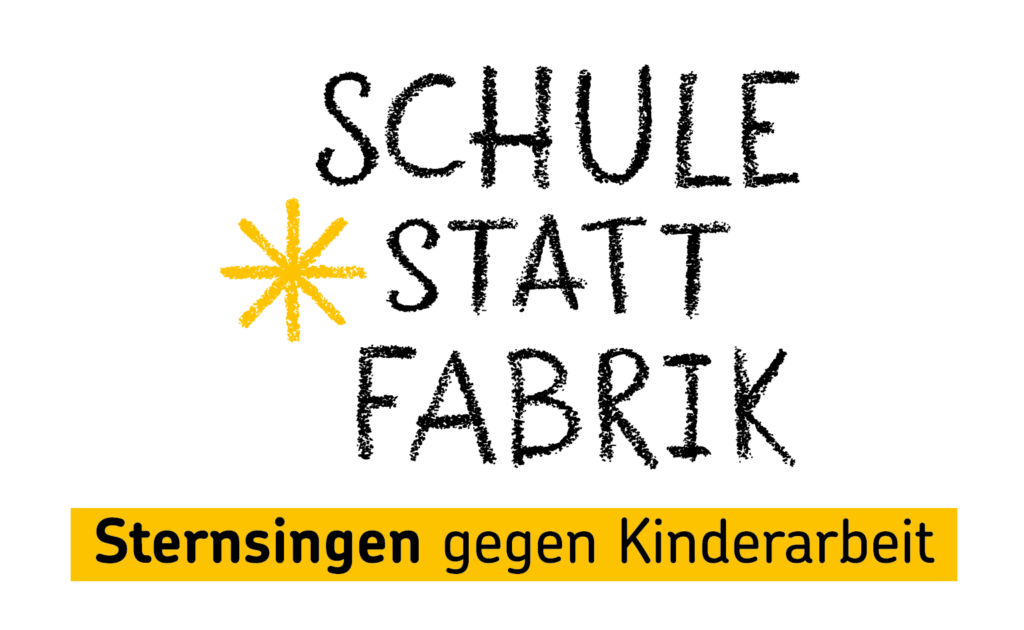 Text mir Kreide geschrieben: SCHULE STATT FABRIK mit einem gelben Stern an der linken Seite mittig - Untertitel gelb hinterlegt: Sternsinger gegen Kinderarbeit
